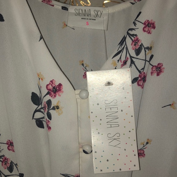 Sienna Sky Peplum Blouse🌺 - Picture 2 of 3